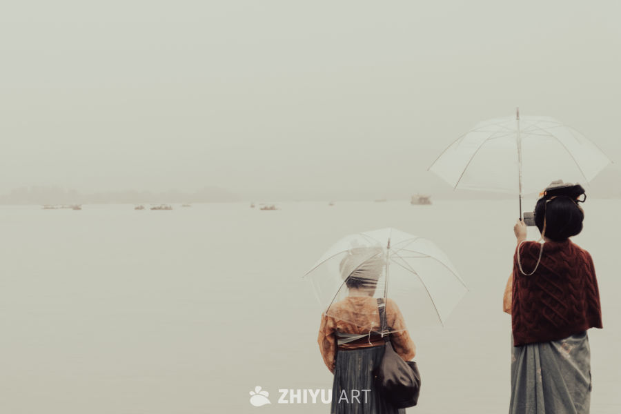 湖畔雨中二人行