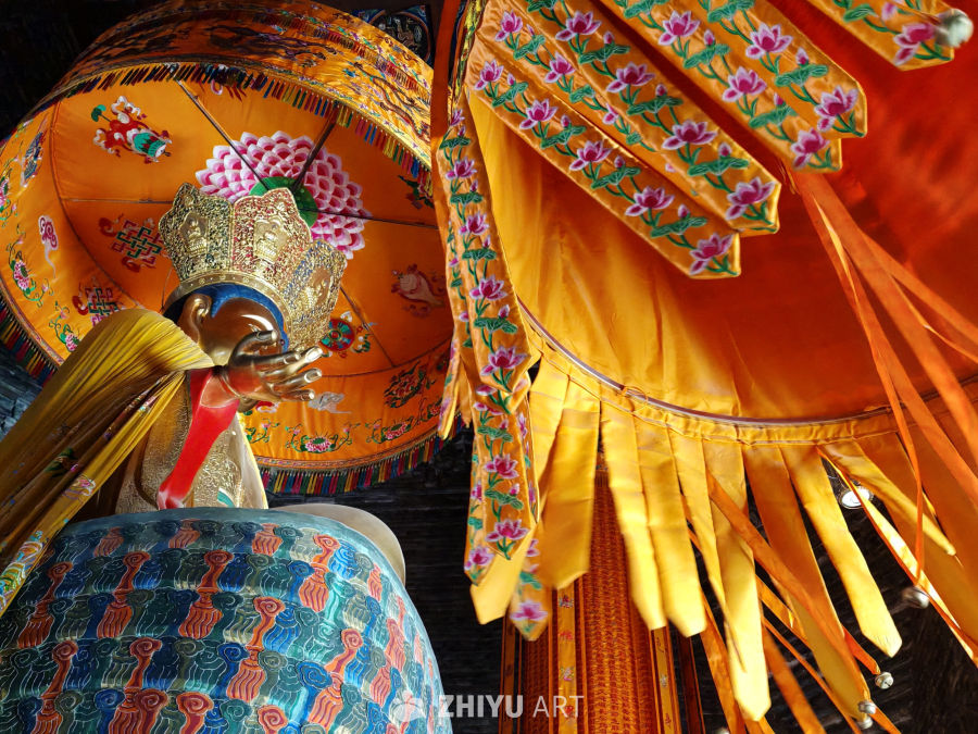 寺庙佛像与绣花伞盖