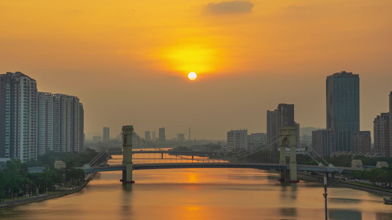 珠海城市河畔黄昏日落全景