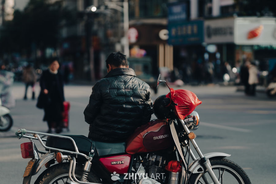 街头红摩托