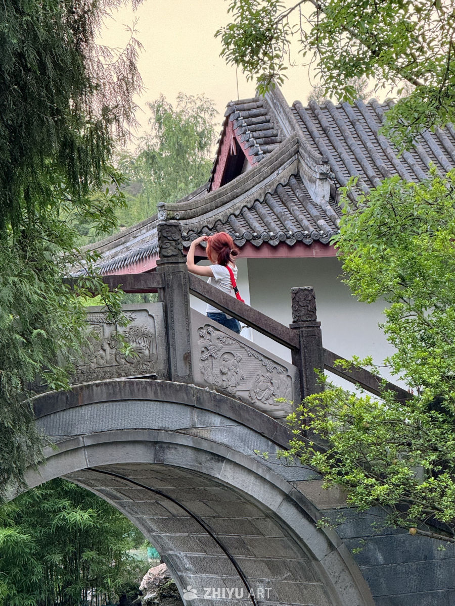 古桥红发女子