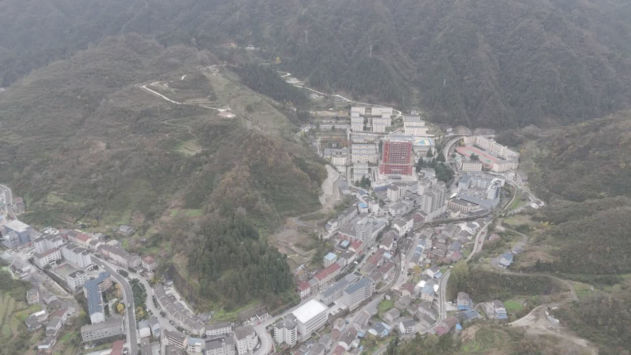 山村航拍：晨雾中的宁静之美