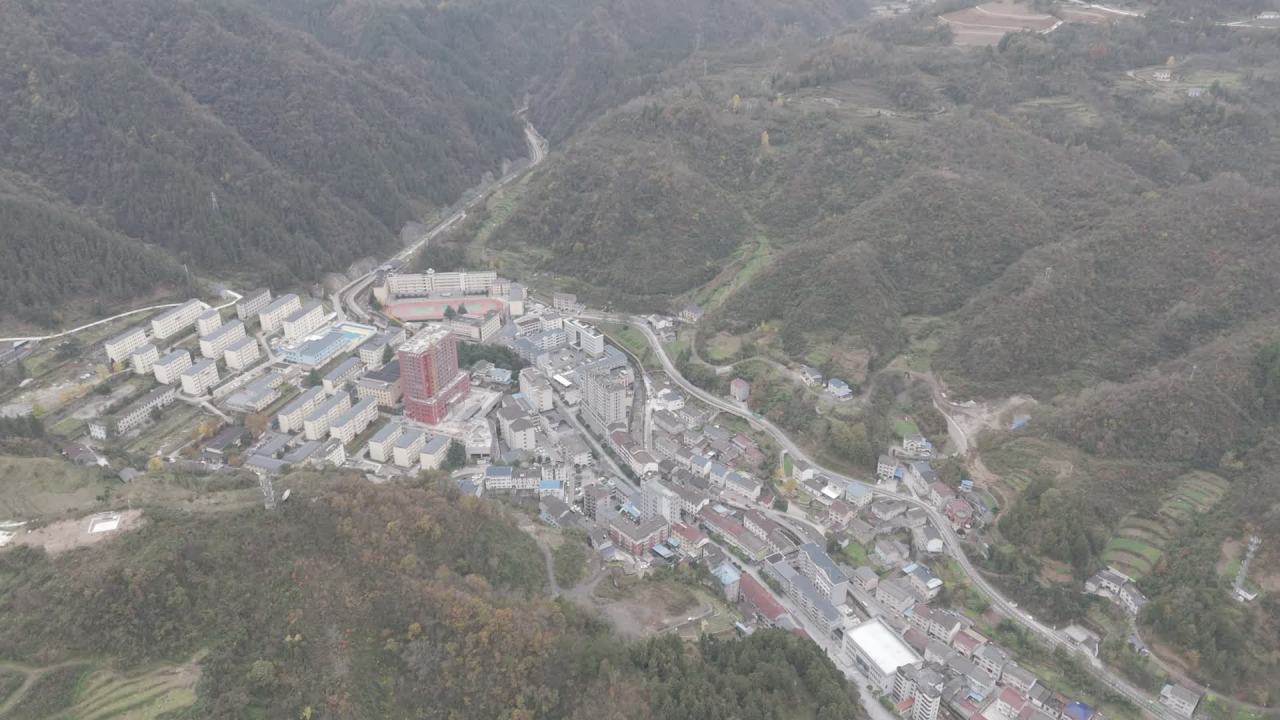 山谷小镇航拍