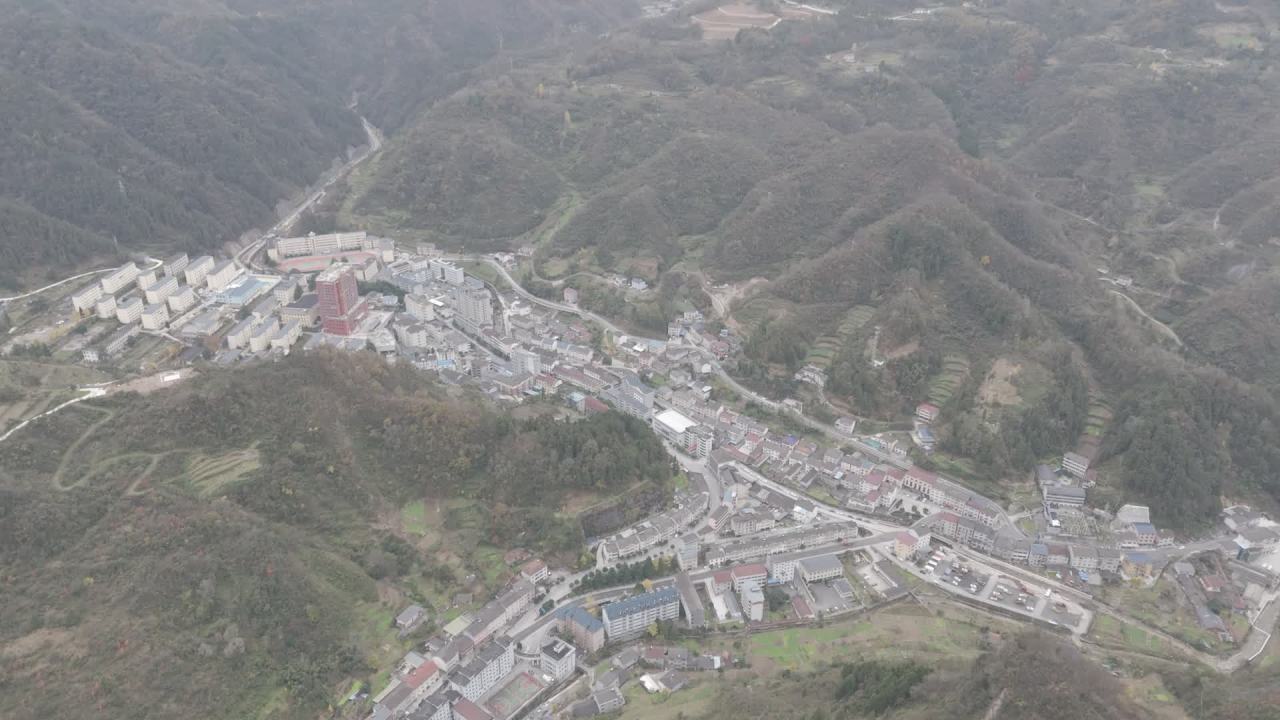 山谷小镇航拍