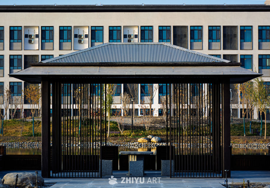 亭中石桌，楼畔水色