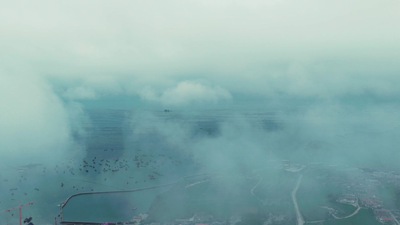 海雾弥漫中海岛渔村的航拍美景