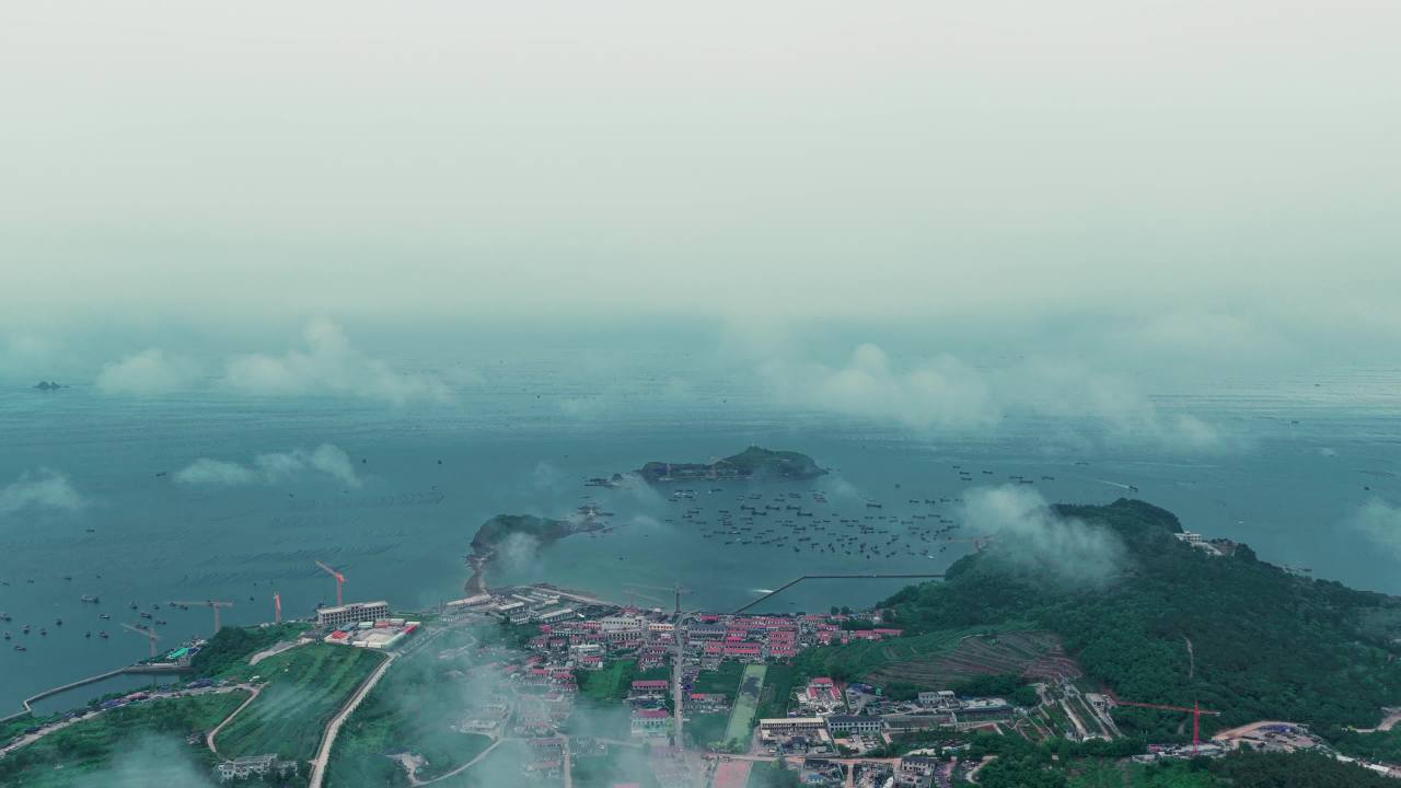 海雾弥漫中海岛渔村的航拍美景