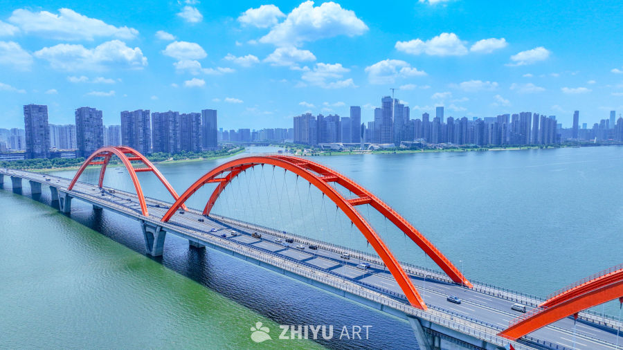 红色拱桥与城市天际线