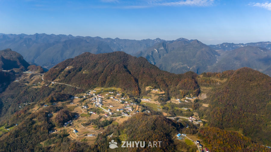 秋日山间村落航拍图