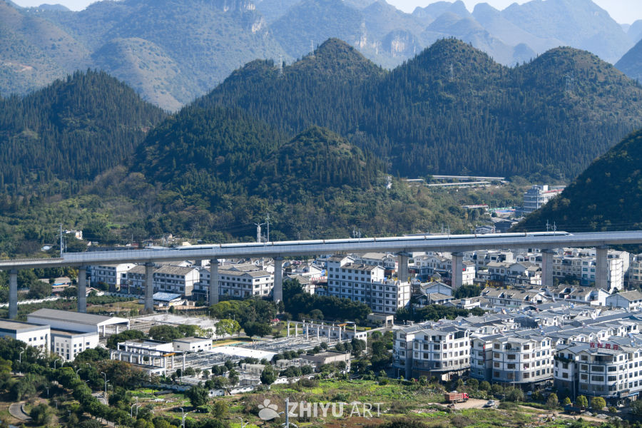 贵州盘兴高铁列车驶过山区 1