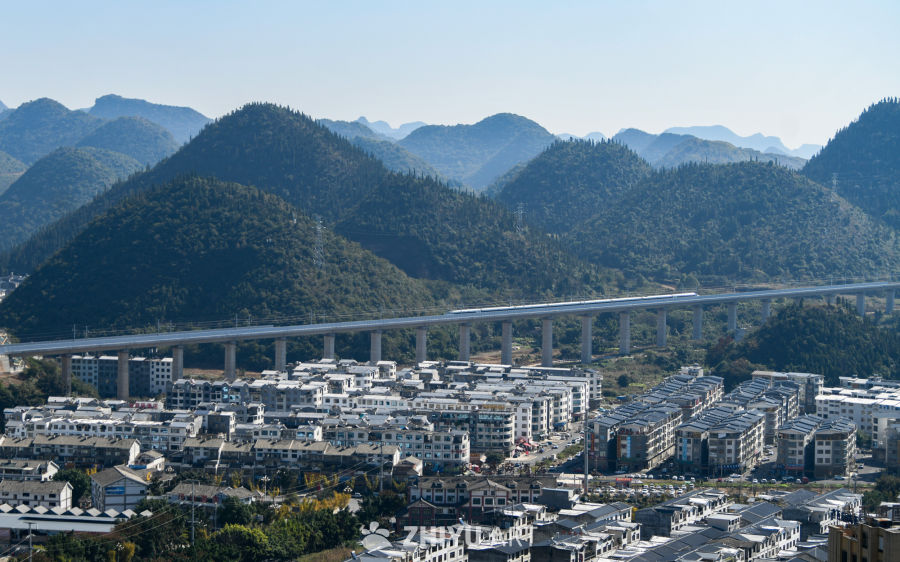 贵州盘兴高铁列车驶过山区 8