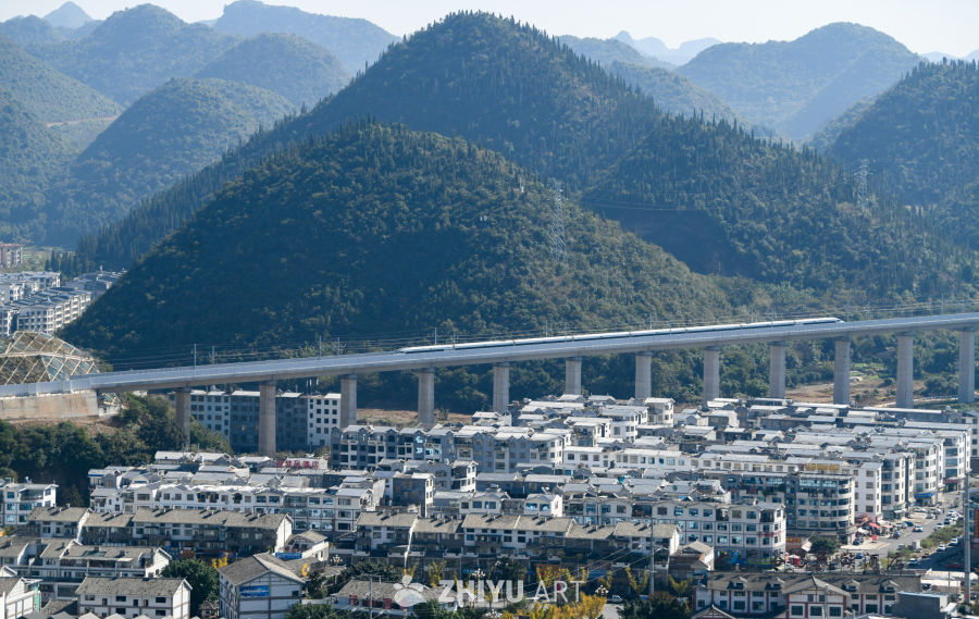贵州盘兴高铁列车驶过山区 9