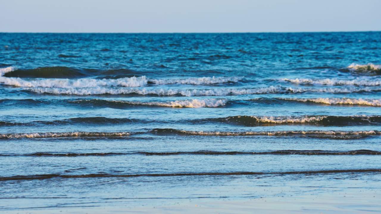 海边波浪轻拍沙滩