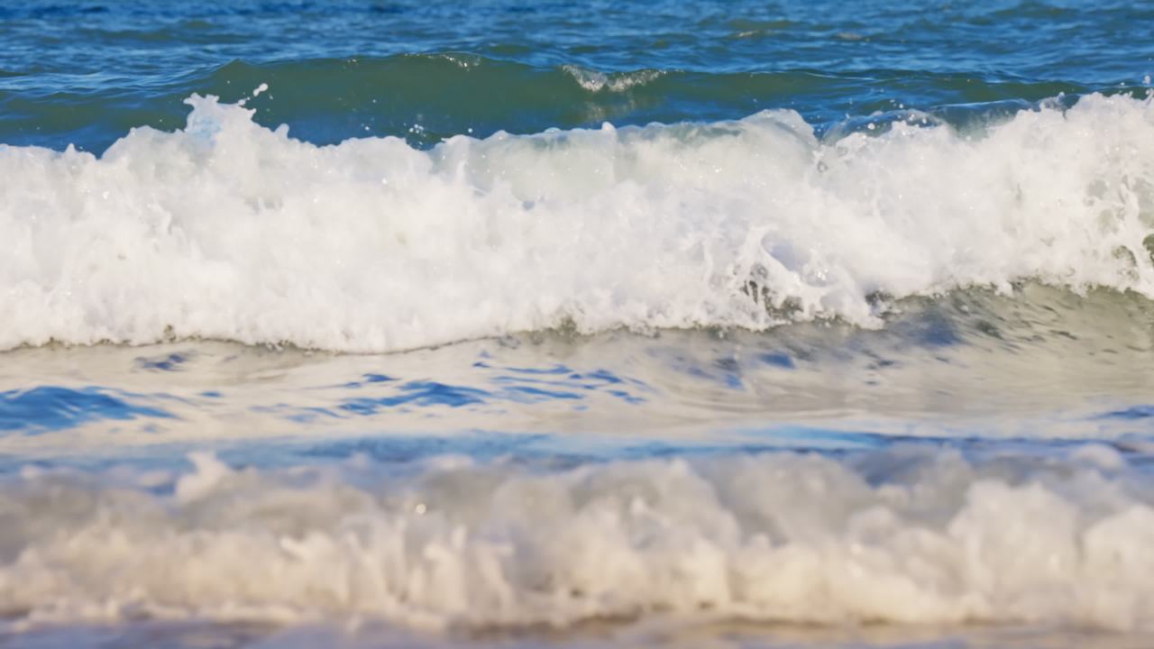 海浪轻拍沙滩的宁静瞬间