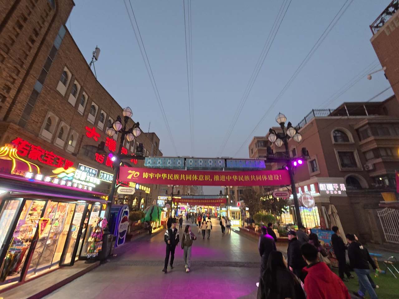 乌鲁木齐大巴扎夜晚繁华步行街