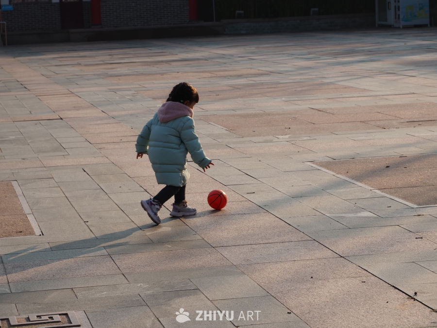 颠球的小孩子