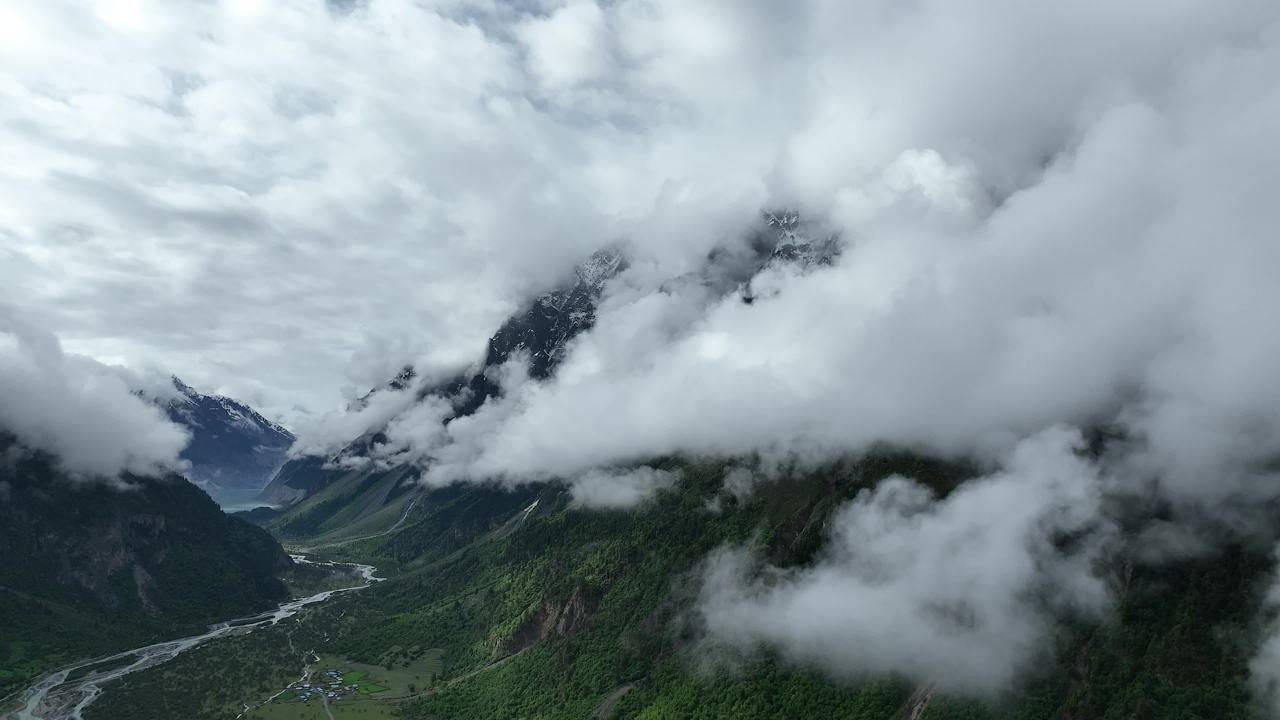 高山峡谷云雾缭绕