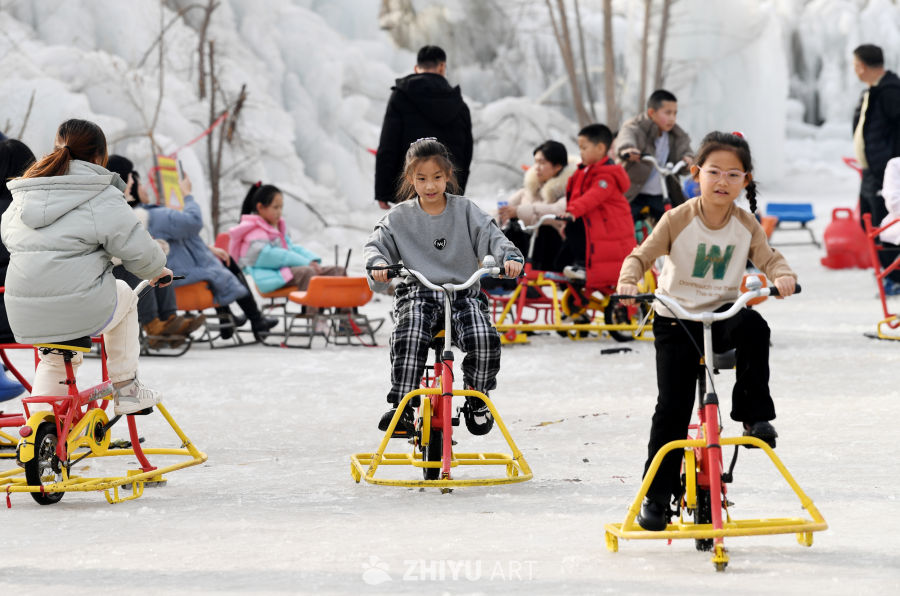 冰雪乐园儿童骑行乐