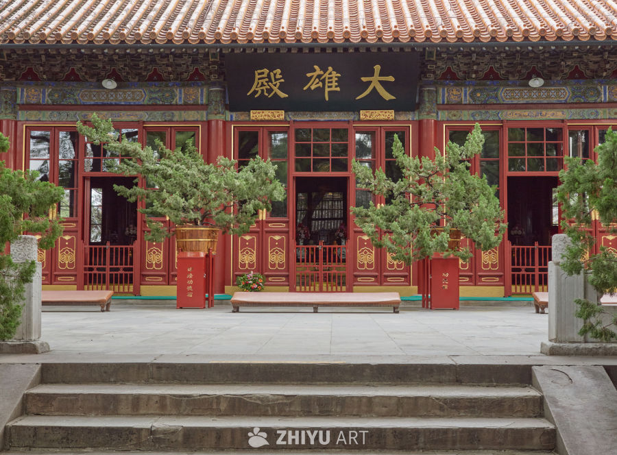 北京市西城区广济寺内大雄宝殿特写
