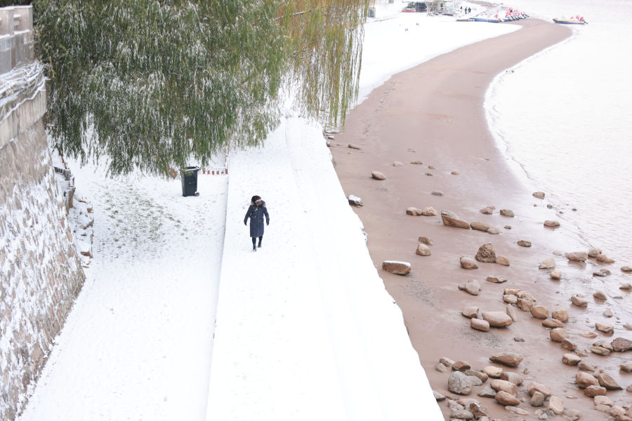 兰州市迎来2025年入冬首场降雪 18