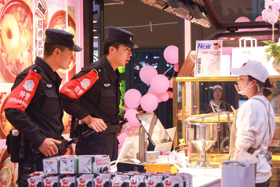 公安民警夜市巡逻 4