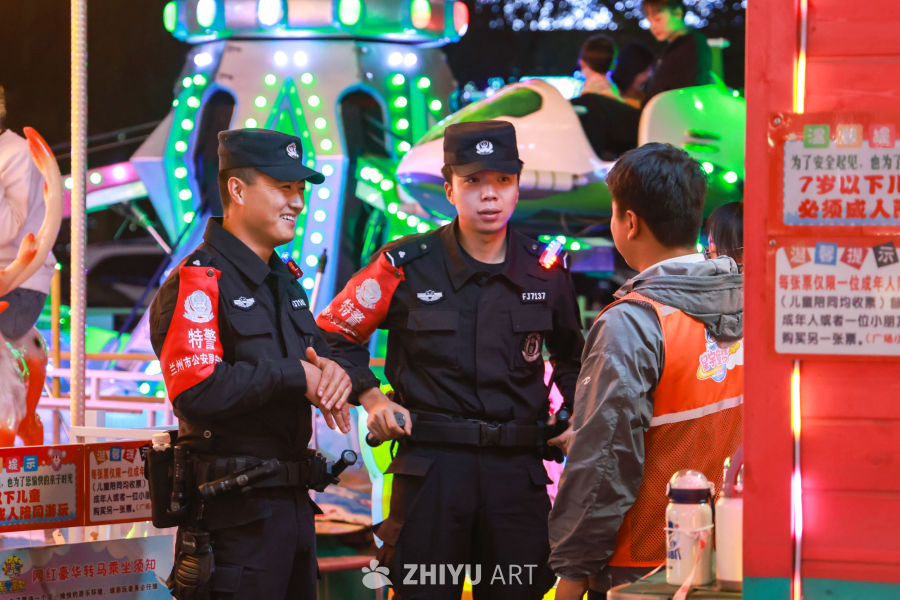 公安民警夜市巡逻 8