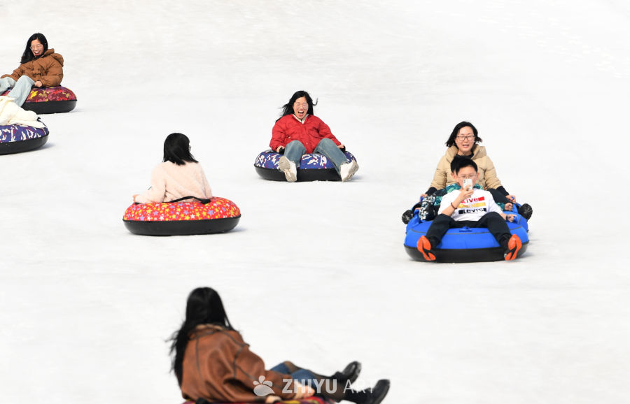 雪地雪圈游玩欢乐场景