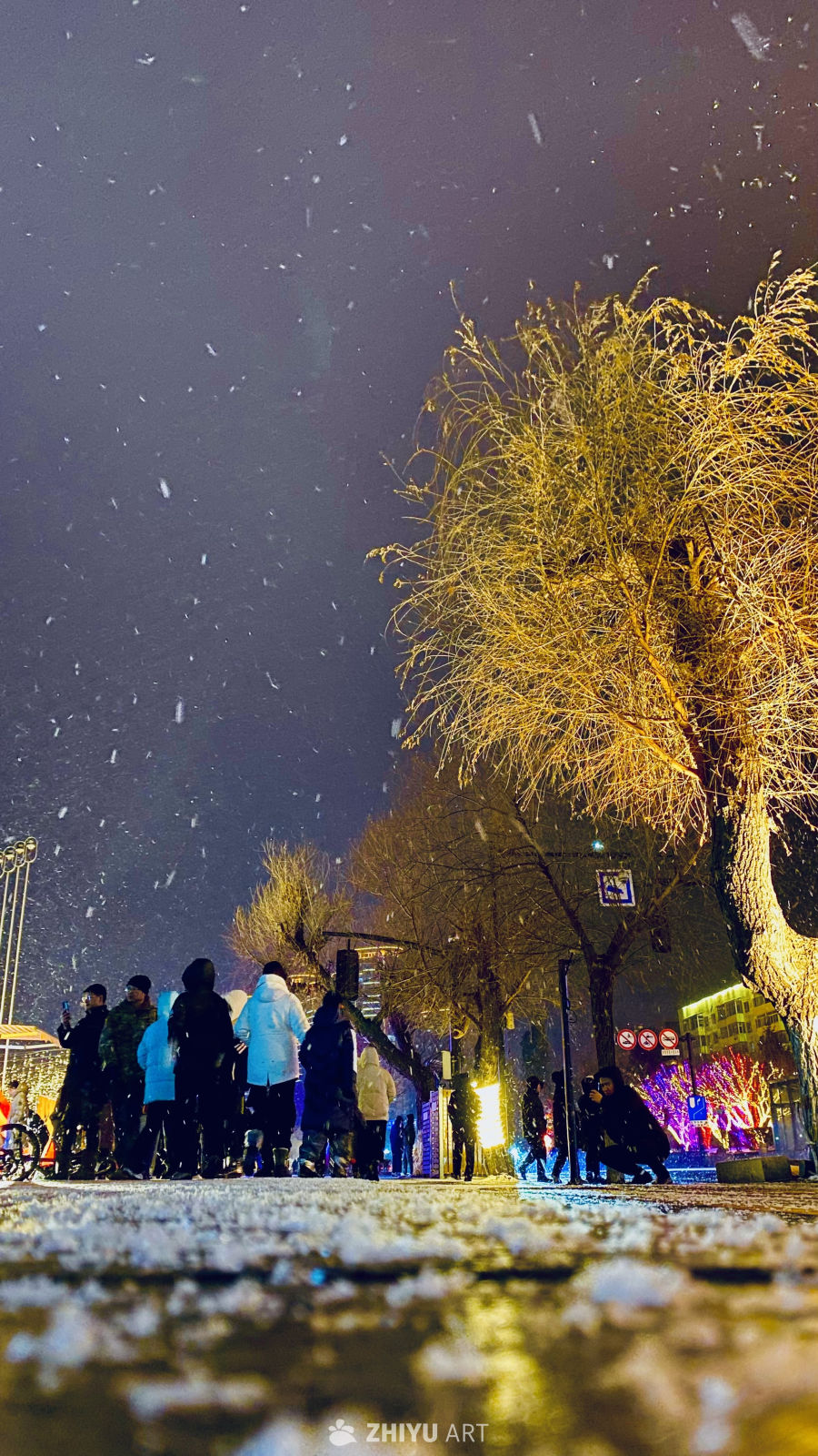 雪夜街头人群