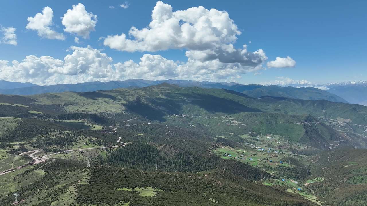 高山峡谷蓝天下白云环绕航拍