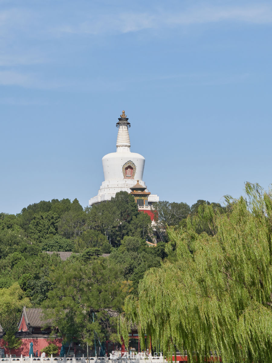 北京市西城区北海公园白塔与园林风光