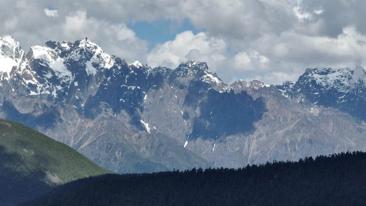高山峡谷蓝天白云风景