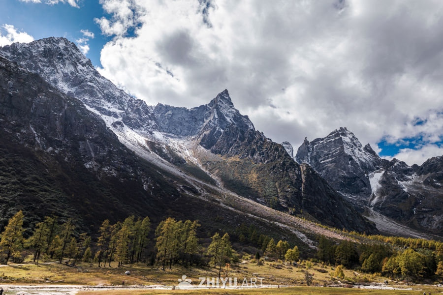 雪山森林美景