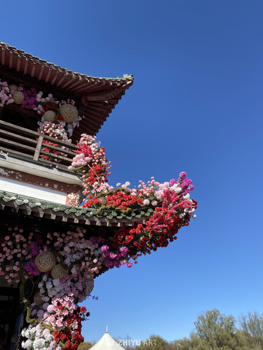 花饰古建筑，蓝天映衬美如画