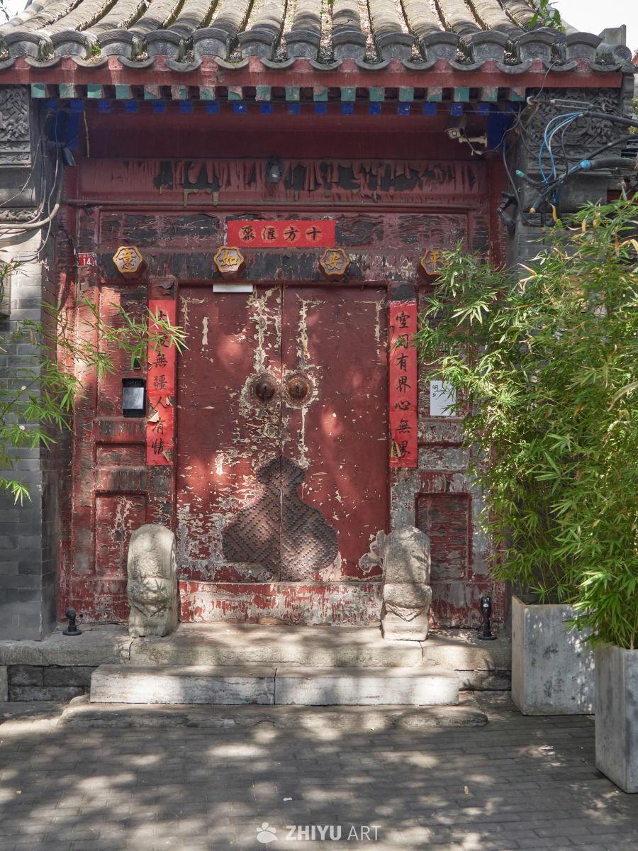 传统四合院旧红漆大门全景