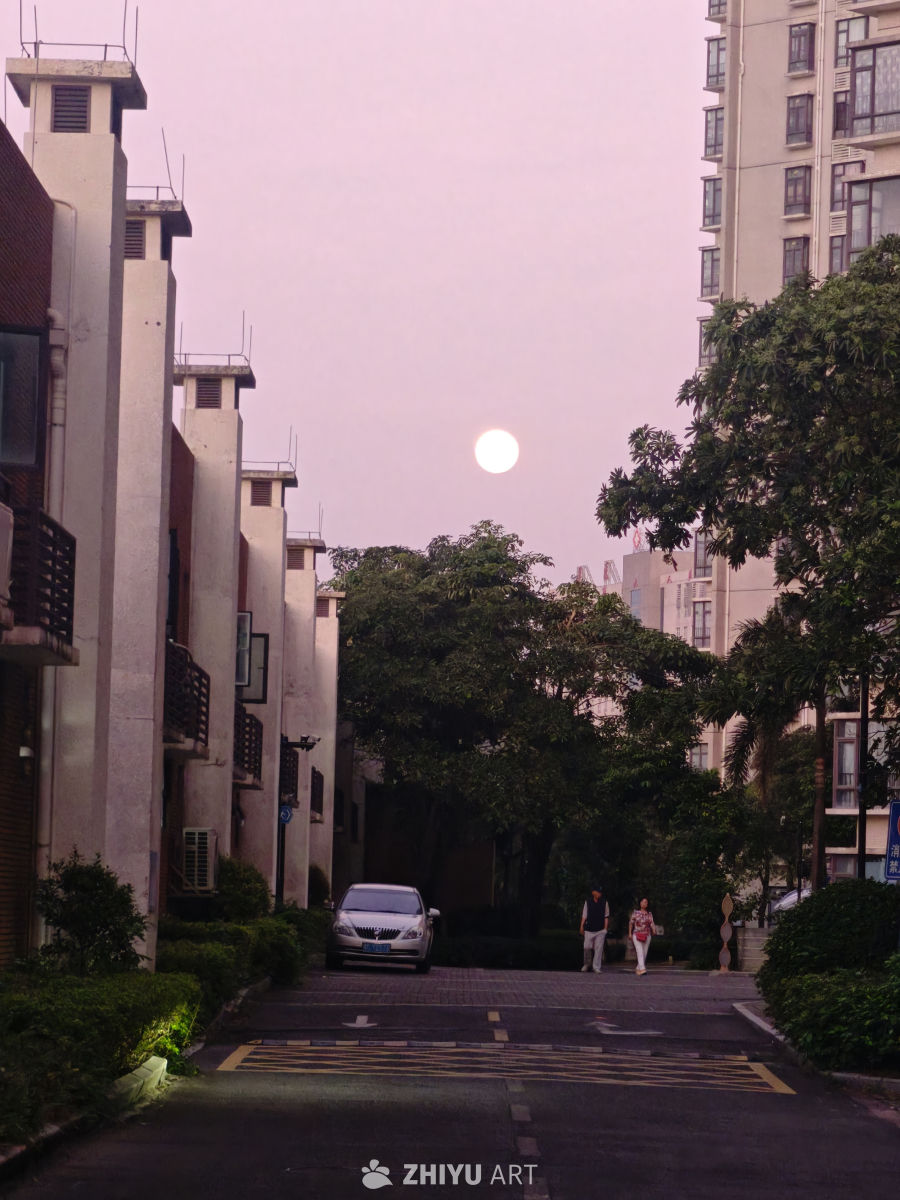 黄昏月色下的住宅区漫步