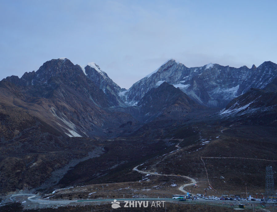 雪山下的蜿蜒公路