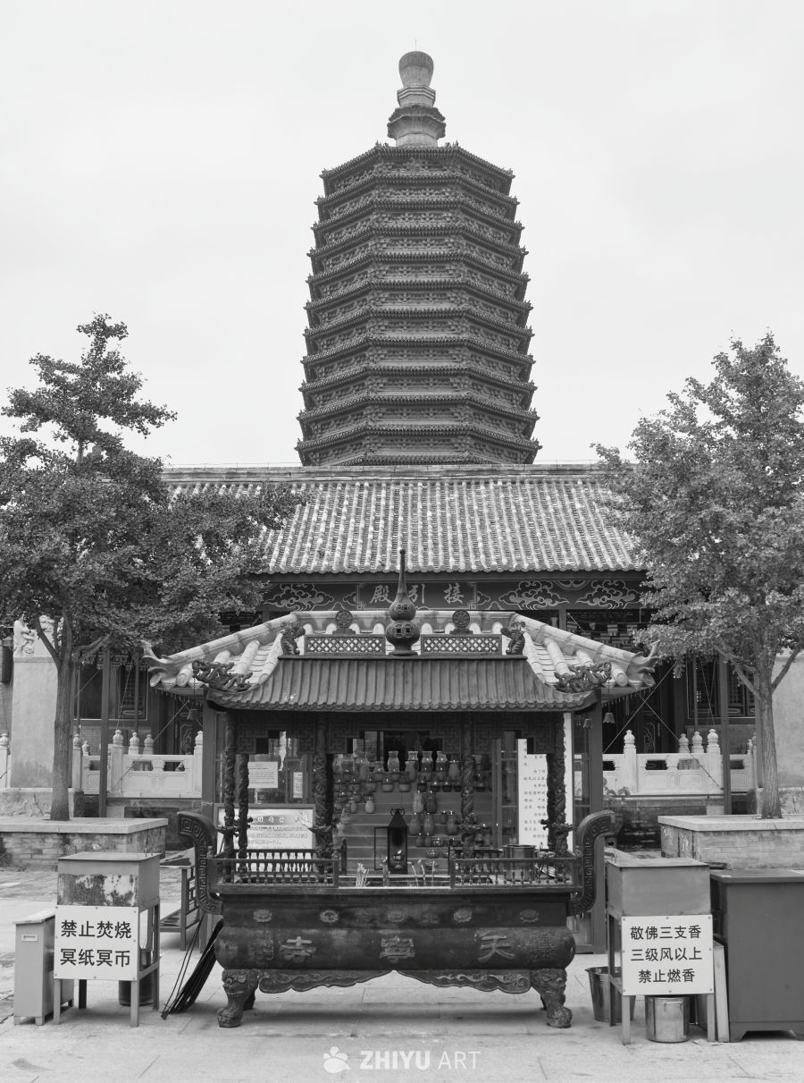 黑白调天宁寺古塔与寺庙香炉特写