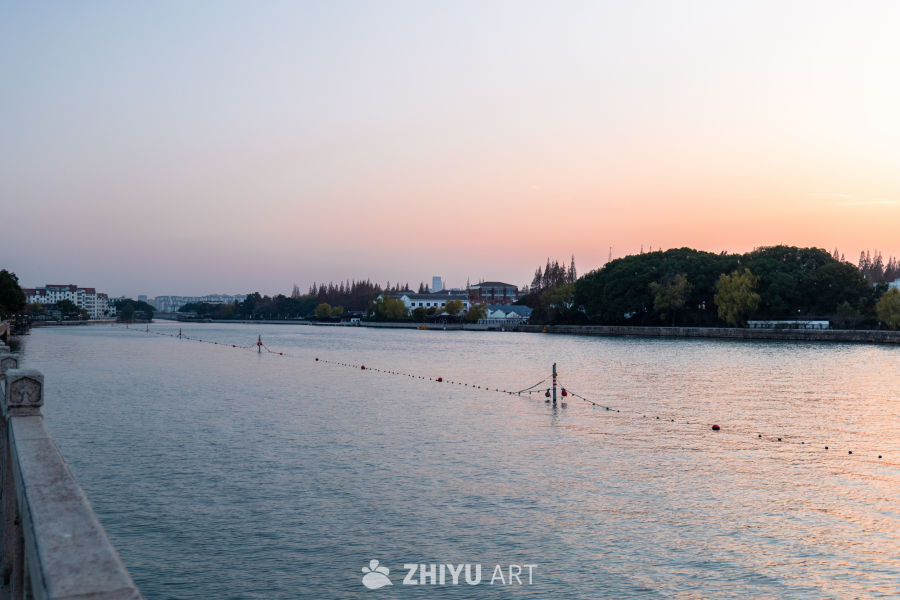 湖畔夕阳静谧时光