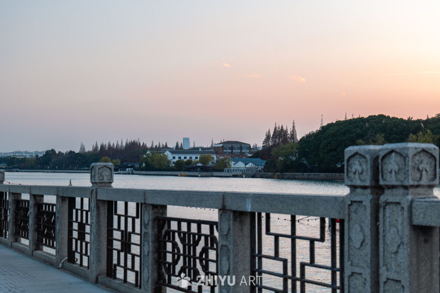 湖畔石桥夕阳景