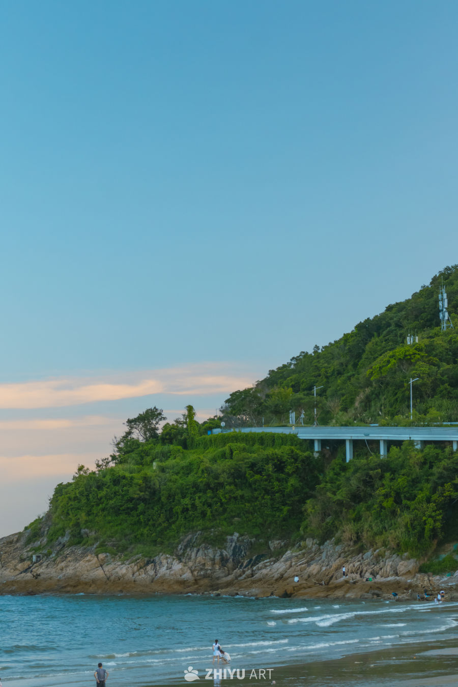 海滨绿崖夕阳景