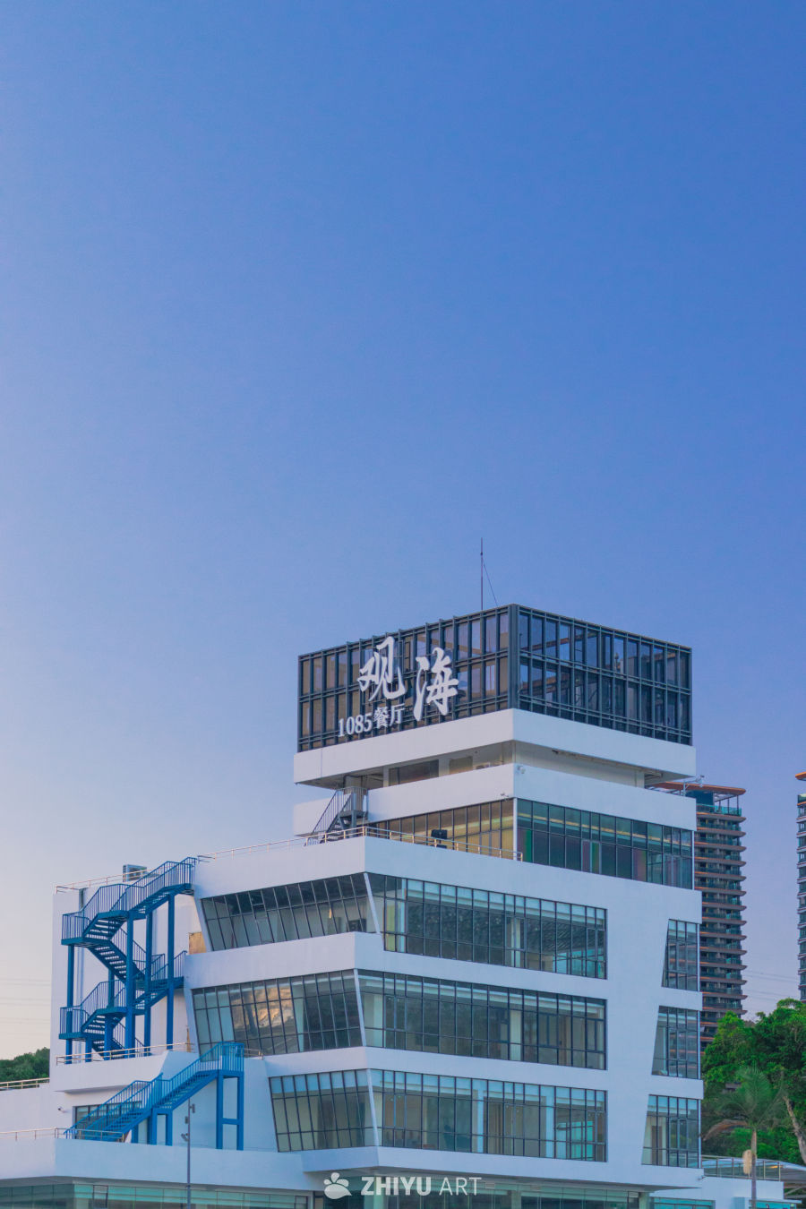 观海餐厅：现代建筑与蓝天相映