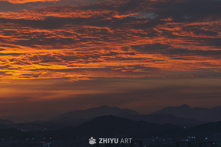 夕阳映山城
