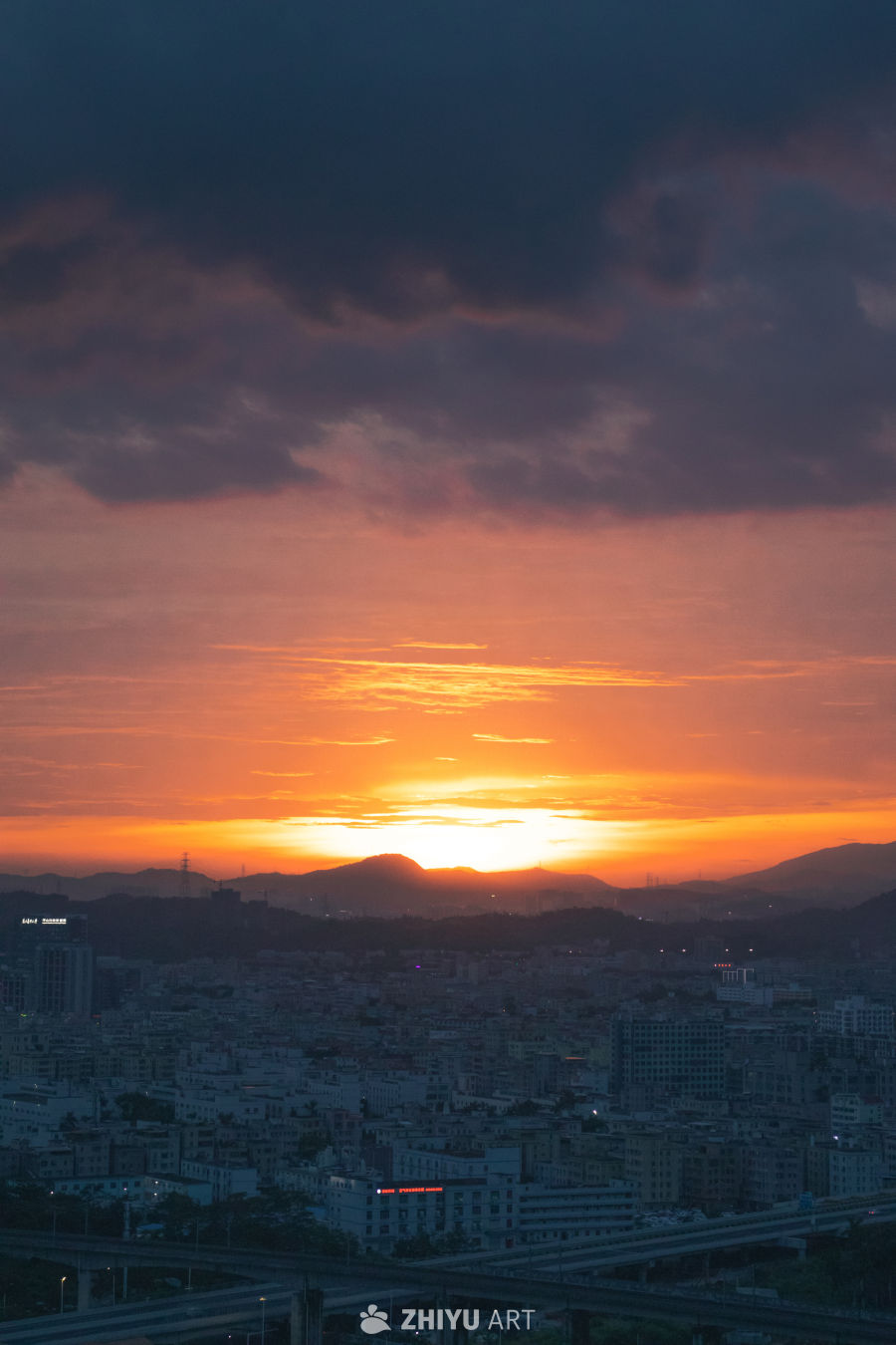 都市黄昏:山城日落