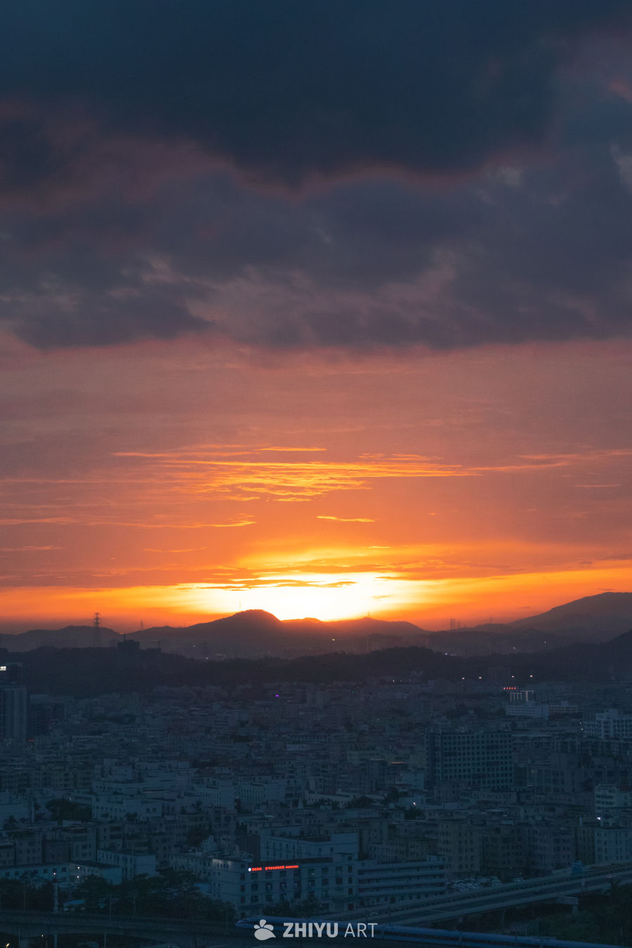 都市黄昏：山城日落