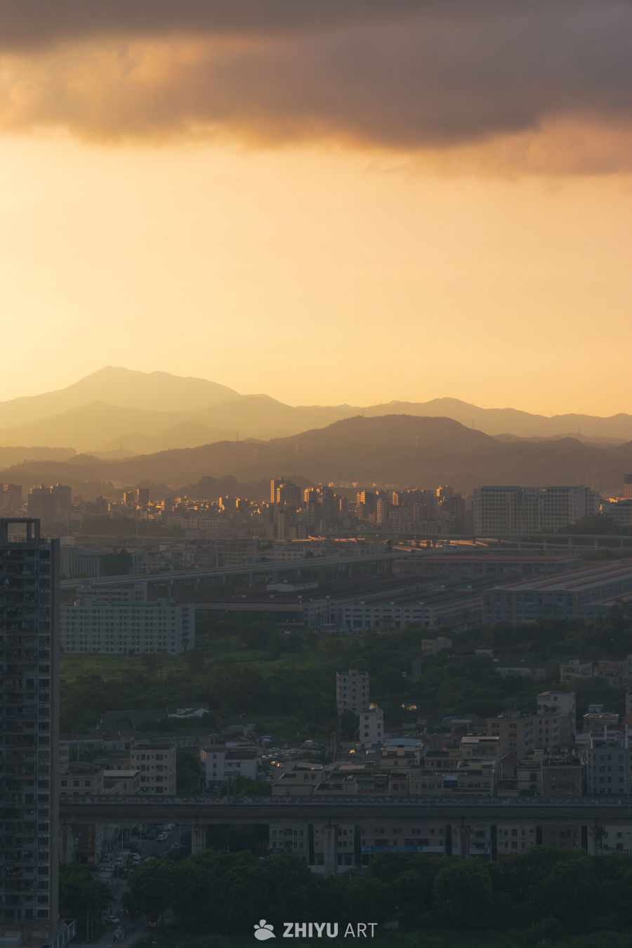 黄昏时分的城市剪影
