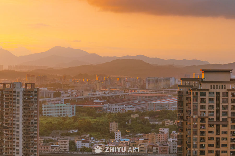 黄昏时分的城市山景