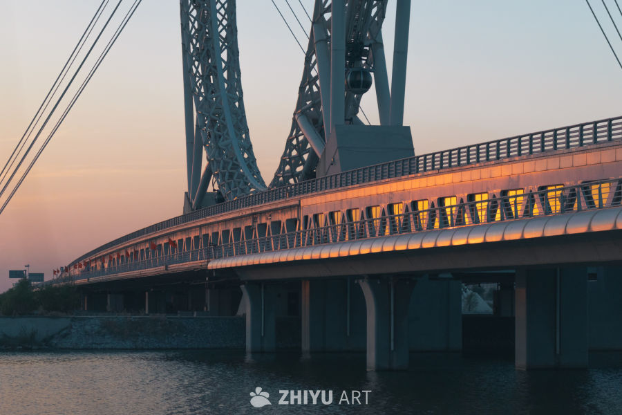 夕阳下的现代桥梁