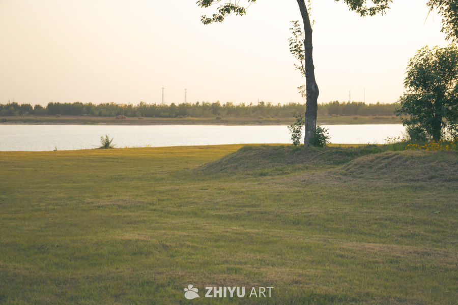 湖畔黄昏静谧景