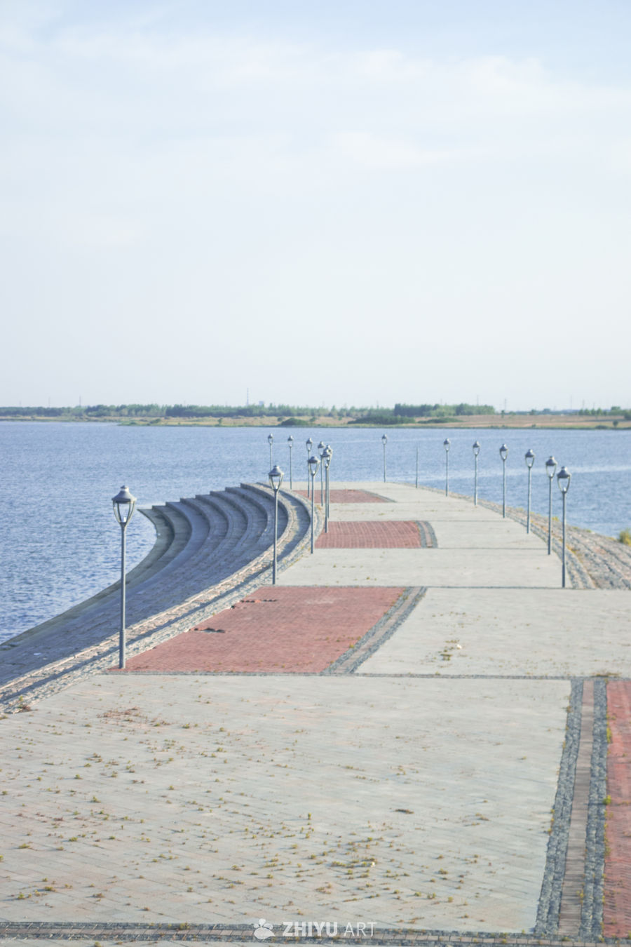 湖畔静谧步道