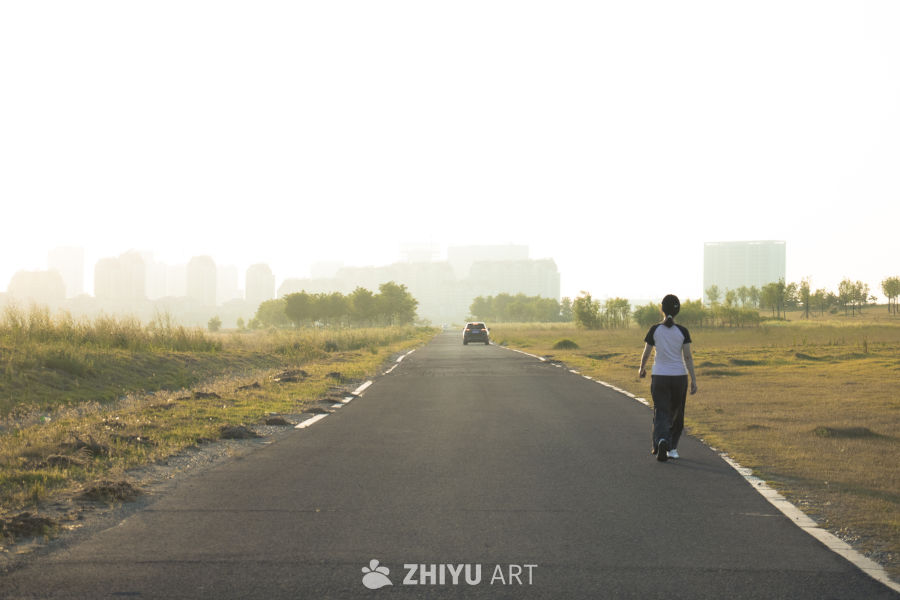 清晨独行：城市与自然的交界